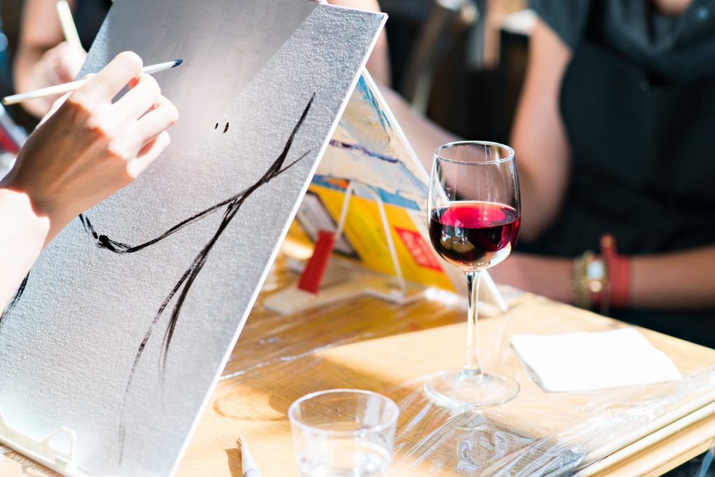 pintar y beber vino