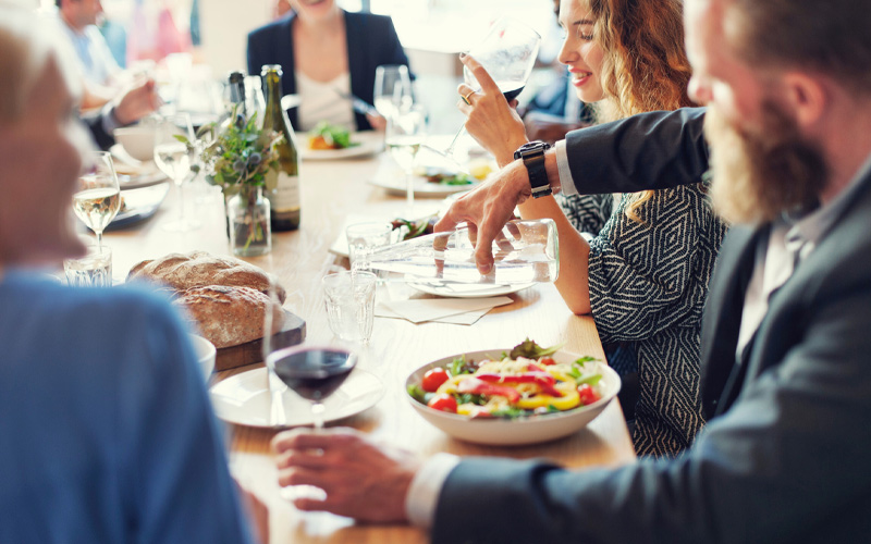 reunión de antiguos alumnos durante una comida en grupo