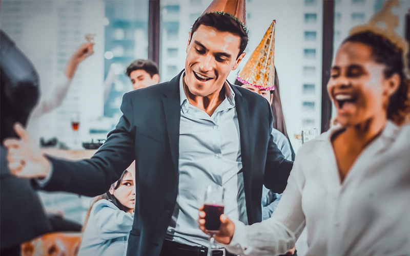 Equipo de oficina bailando en actividades teambuilding en Madrid