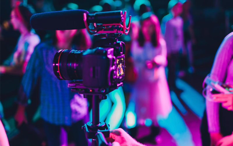 Cámara grabando contenido en un evento de influencers