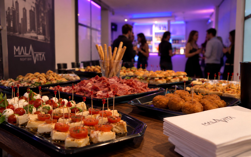 Aperitivos variados para una fiesta low cost con catering tipo picoteo